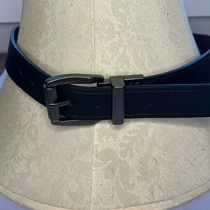 Men’s 34-36 reversible Levi’s casual belt black brown